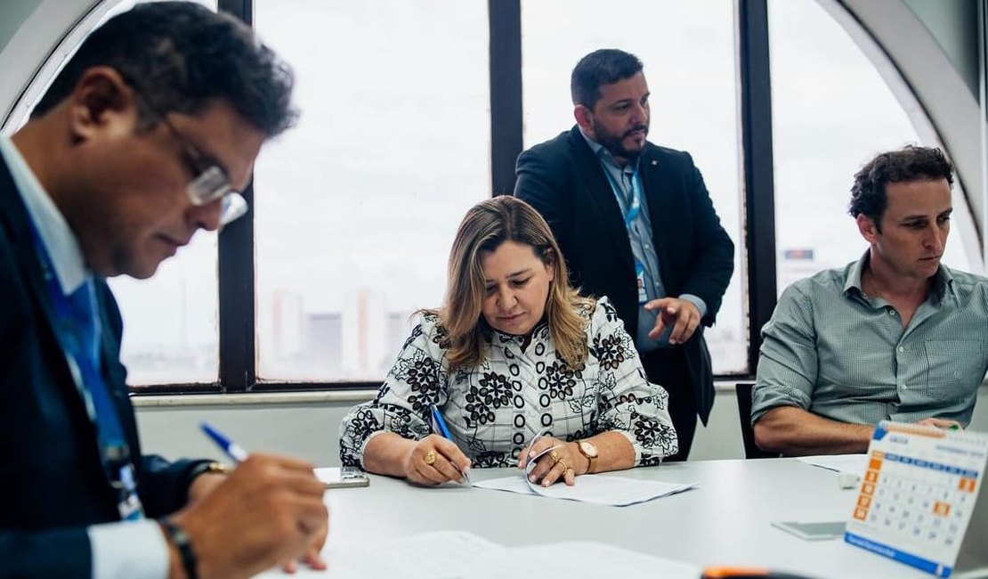 Prefeita Eronita assina ordem para construção de casas em Porto Calvo