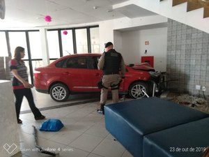 Motorista passa mal e carro invade prédio de faculdade no Benedito Bentes