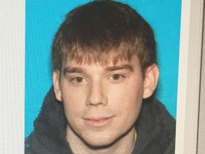 Homem nu mata quatro pessoas em café nos EUA e foge