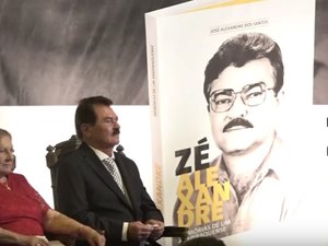 Zé Alexandre lança livro de memórias e reúne autoridades em Arapiraca