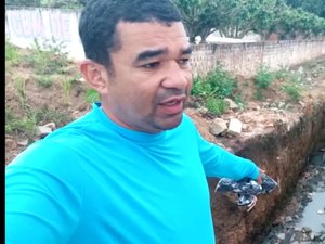 [Vídeo] Falta de pavimentação e cratera da prefeitura deixam rua intransitável em Arapiraca