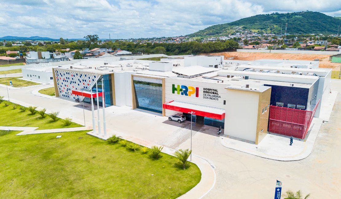 Prefeita Tia Júlia realiza visita técnica às obras do Hospital Regional de Palmeira dos Índios