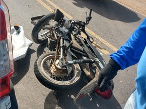 Colisão traseira entre carro e moto é registrada em Limoeiro de Anadia