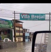 [Vídeo] Alagamentos provocam caos no trânsito de Maceió