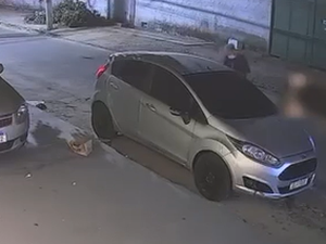 Homem é flagrado por câmeras ao furtar veículo na Jatiúca, em Maceió