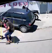 [Vídeo] Mulher é assaltada enquanto caminhava com criança no bairro Feitosa