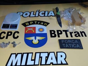 Suspeito de tráfico é preso com drogas e faca escondidas em pufe de residência