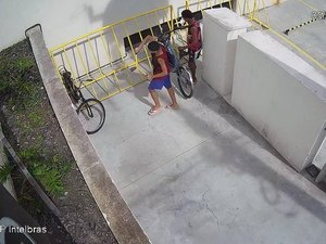 Câmeras de videomonitoramento flagram jovens furtando bicicletas em área nobre de Maceió