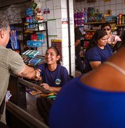 Durante caminhada no Jacintinho, Rafael Brito destaca impacto econômico do Escola 10 e Pé-de-Meia no comércio local