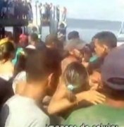Embarcação naufraga com 70 pessoas a bordo