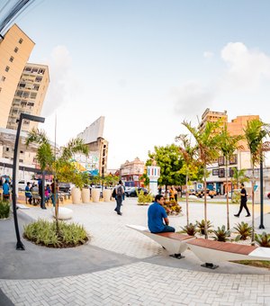 JHC entrega revitalização da Praça Montepio dos Artistas, no Centro de Maceió