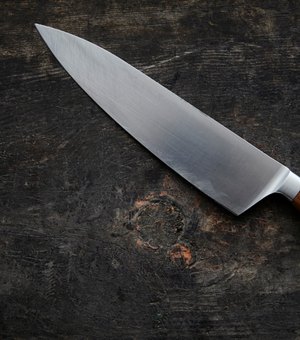Homem fere companheira com faca e foge após agressão em Arapiraca