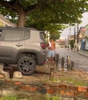 Motorista perde controle de veículo e colide com muro de secretaria da Prefeitura em Maceió