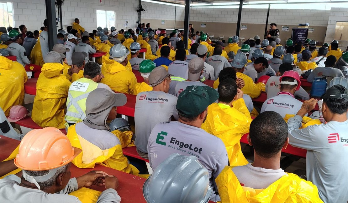 MPAL visita obra e sensibiliza trabalhadores da construção sobre combate à violência contra a mulher