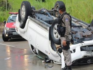 Veículo derrapa e capota na BR 101, em Flexeiras; ninguém se feriu