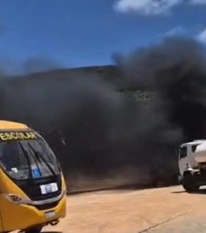 Ônibus fica em chamas no pátio de secretaria em Coité do Nóia