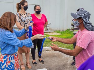 Ambulantes de Arapiraca recebem crachás com QR Code que facilitarão a identificação
