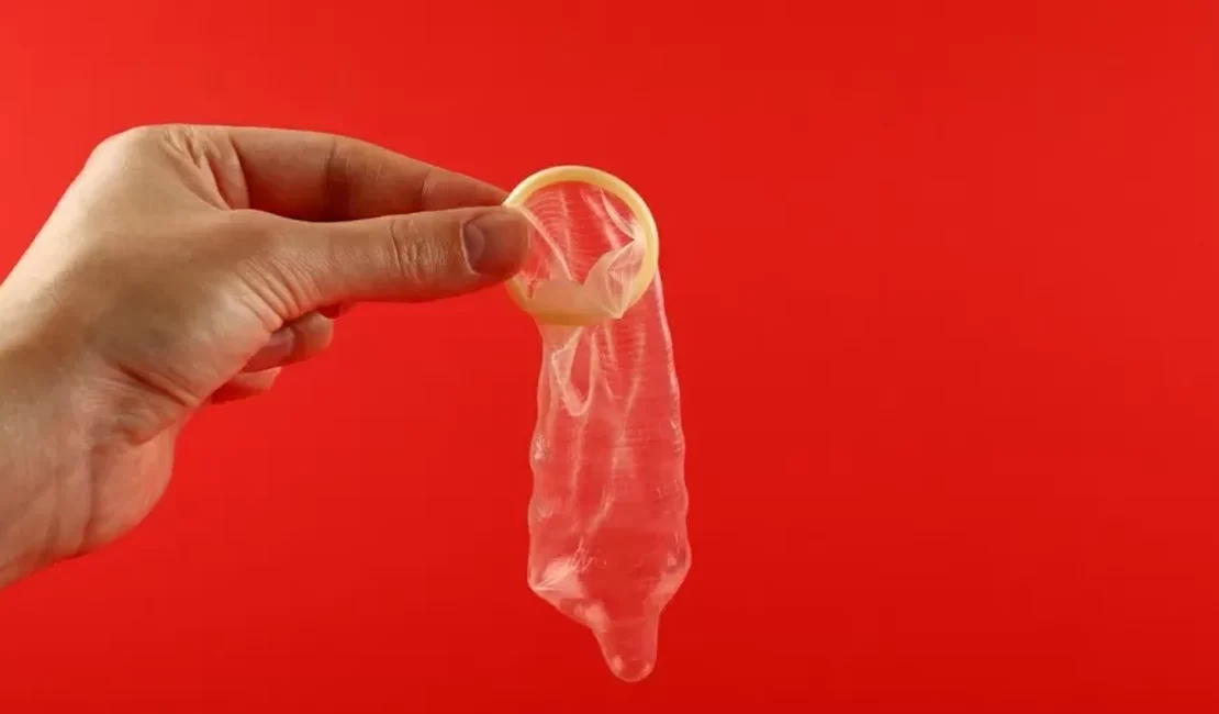 Comissão aprova pena de prisão para quem tirar camisinha sem consentimento
