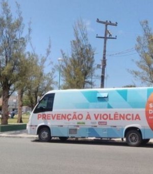 Ônibus da Campanha de Entrega Voluntária de Armas está localizado na Praça da Faculdade