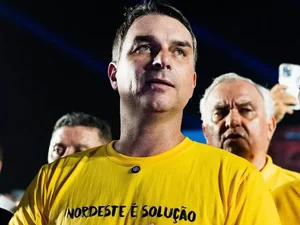 Flávio Bolsonaro pode escolher o candidato a governador de Alagoas nas próximas horas
