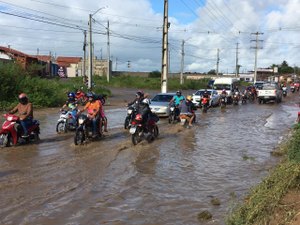 [Vídeo] Rua com buracos em  Arapiraca e que provocou morte de idoso continua com problemas