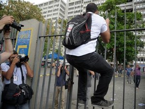 Candidato do Enem chega atrasado e tenta pular portão