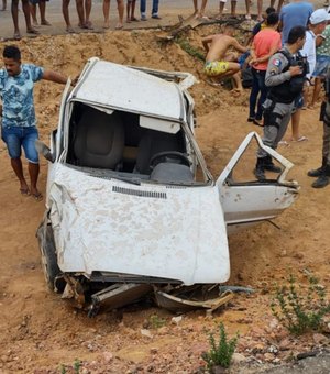 Carro capota na AL 220 e deixa vítima fatal em Craíbas