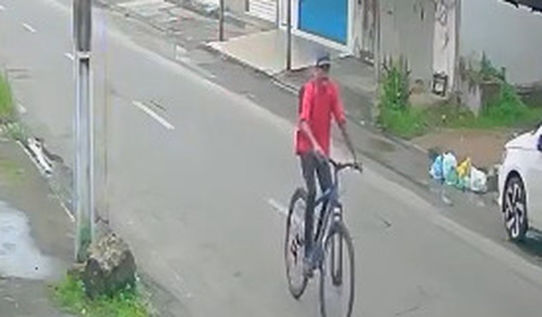 [Vídeo] Câmeras flagram homem furtando bicicleta em vila de Maceió