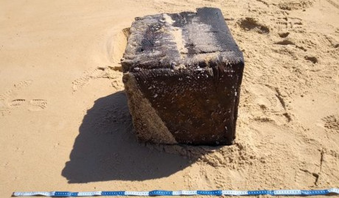 Ex-funcionário de empresa de pneus diz saber o que são as 'caixas misteriosas' que aparecem em praias