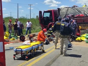 Duas pessoas ficam presas às ferragens após colisão entre caminhões no Sertão de Alagoas