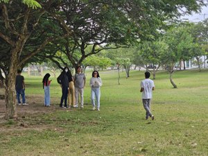 Estudantes de ciências biológicas da Uneal analisam vegetação do Bosque das Arapiracas