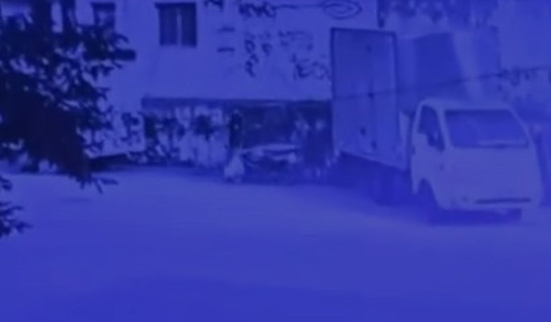 Vídeo mostra homem abandonando corpo esquartejado no Jacintinho; confira