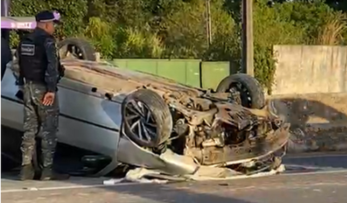 [Vídeo] Carro capota após colidir em mureta na BR-104, em Rio Largo