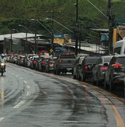Acidente entre motociclistas causa congestionamento na Avenida Leste Oeste, em Maceió