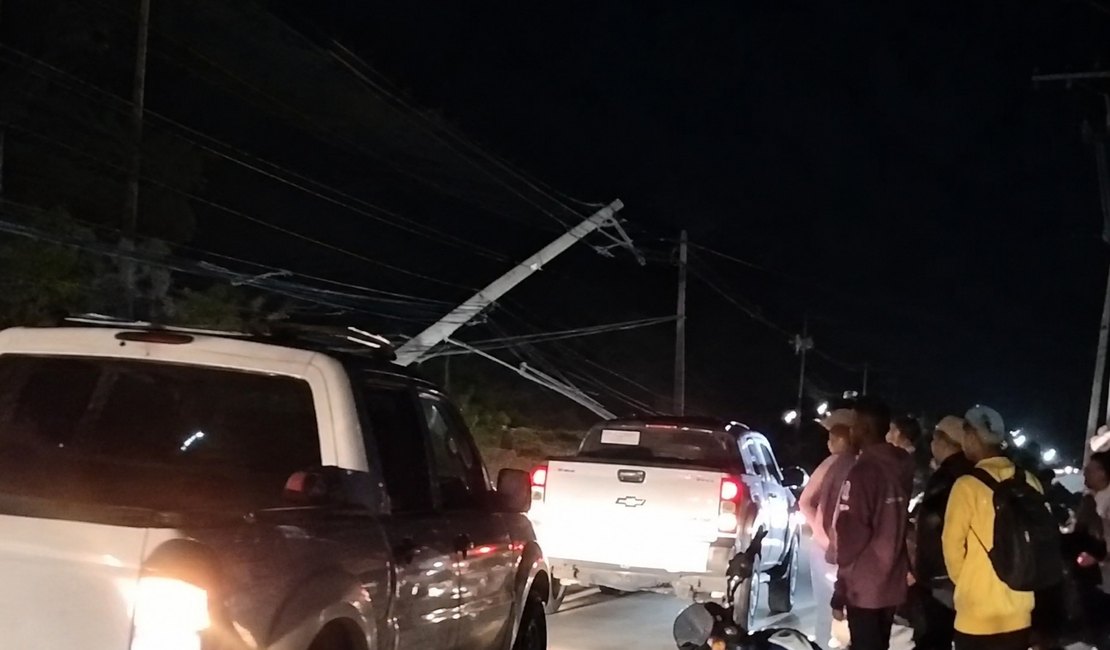 Carro colide contra poste, capota e deixa feridos em Santana do Ipanema