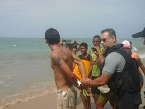 Ladrão tenta fugir de cerco policial nadando no mar de Ponta Verde