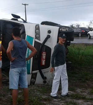 Micro-ônibus de São Miguel dos Campos capota na AL-101 Sul