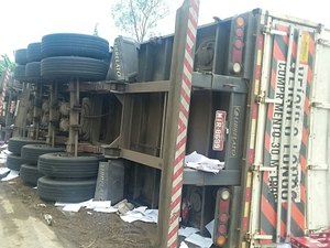 Motorista perde controle da direção e tomba carreta na BR-101, em Messias