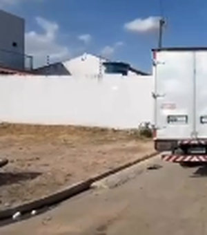 Motociclista fica gravemente ferida após ser atingida por caminhão-baú em Arapiraca