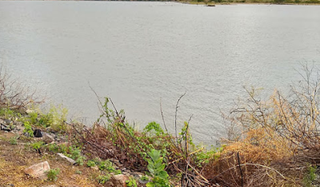 Corpo emerge em açude de Delmiro Gouveia e bombeiros são acionados