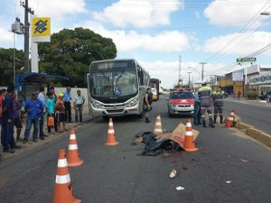 Motociclista morre atropelado por caminhão em Maceió