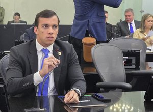 Durante sessão, deputado Leonam Pinheiro cobra reajuste salarial de policiais civis