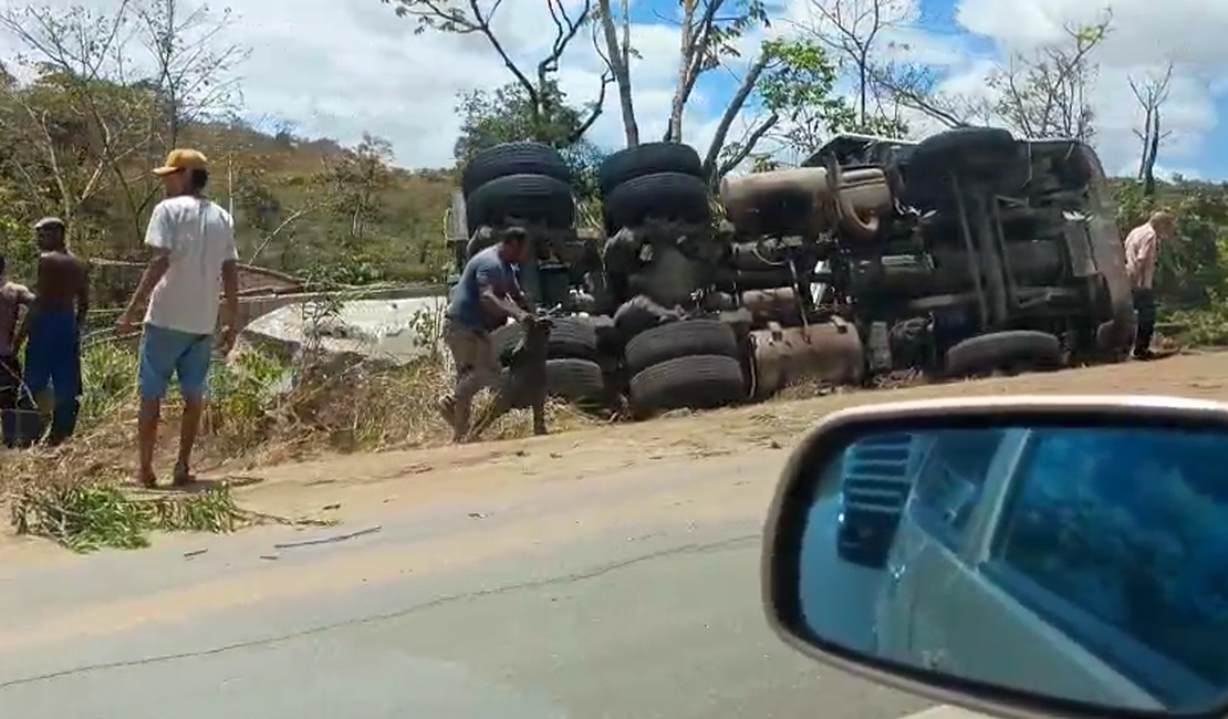 [Vídeo] Caminhão carregado de cimento tomba na BR-101, em Teotônio Vilela
