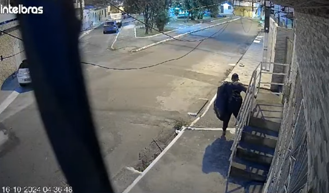 [Vídeo] Morador de rua é flagrado furtando hidrômetro no bairro Ponta Grossa