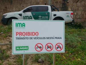 Fiscalização do IMA multa veículo por trafegar em faixa de areia na praia da Sereia