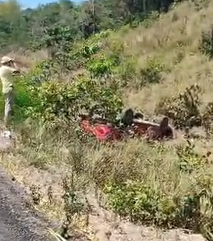 Carro capota na PE-60 horas após acidente que deixou três jovens mortos