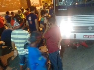 Colisão entre motocicleta e ônibus deixa condutor com tornozelo quebrado
