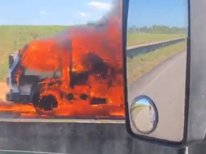 Veículo é abandonado pegando fogo na BR-101 em São Sebastião