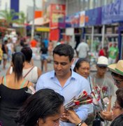 Em homenagem às mulheres, JHC encantou as ruas de Maceió com distribuição de Rosas