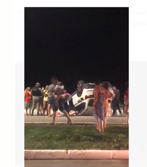 [Vídeo] Capotamento de veículo é registrado na praia do Sobral